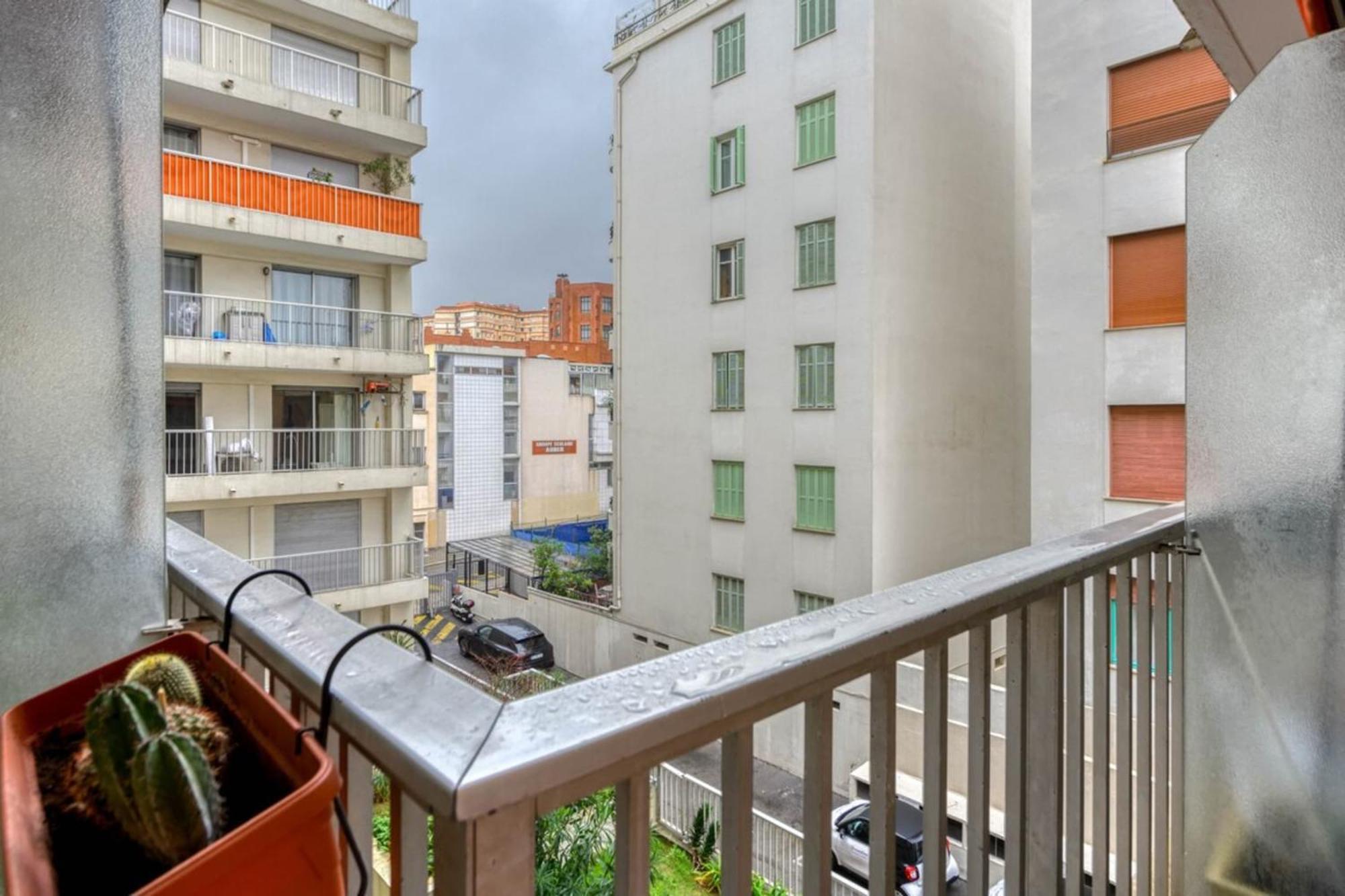 Studio Close To All Hyper Central Amenities Apartment